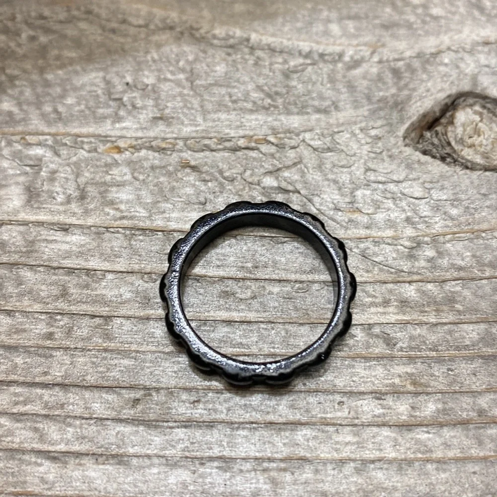 NWOT Size 7.25 Modern Heart Black Ring!